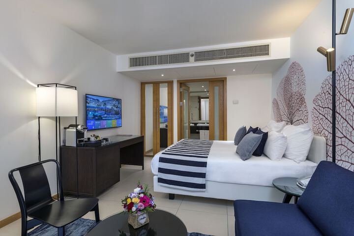 Room 14 of 102