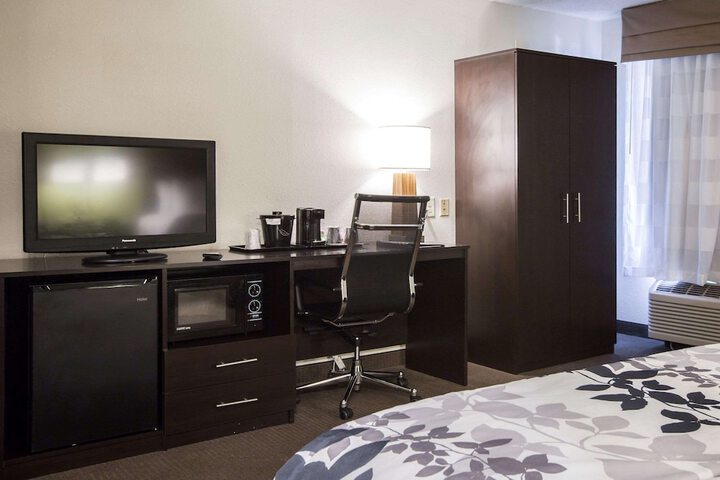 1 King Bed (1 of 7)