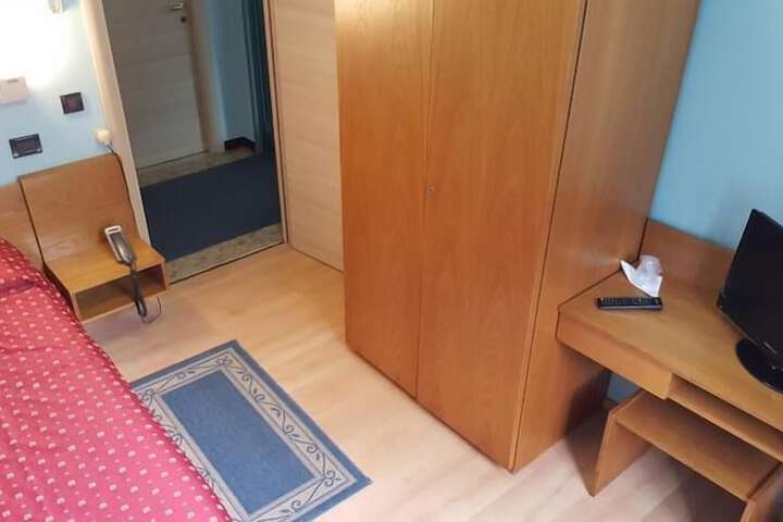 Room 4 of 34