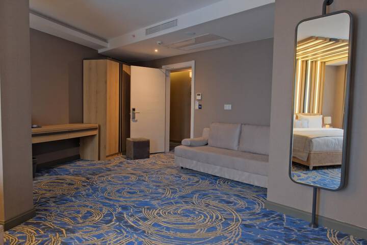 Room 30 of 80