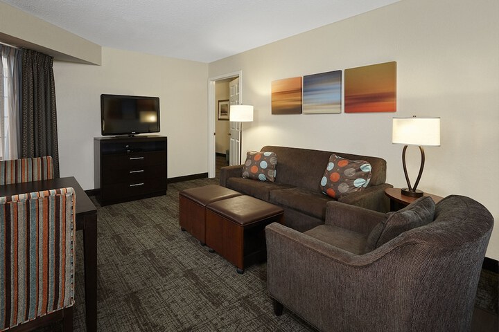 1 Queen Bed Studio Suite Sofa Bed (14 of 18)