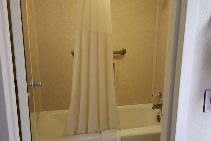 1 King Bed Mobility Hearing Accessible Room Bathtub with Grab Bars (4 of 18)