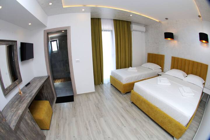 Room 8 of 103