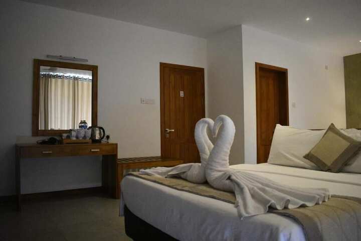 Room 10 of 32