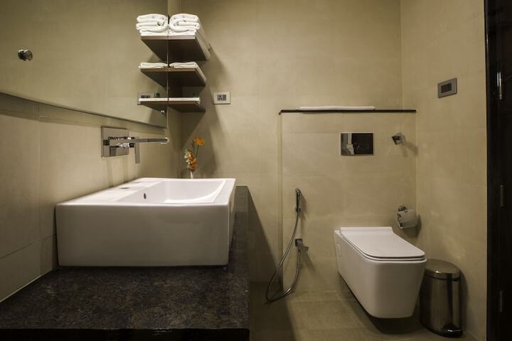 Room 10 of 28