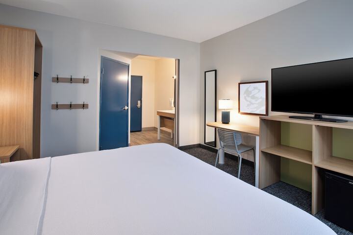 1 King Bed (3 of 15)