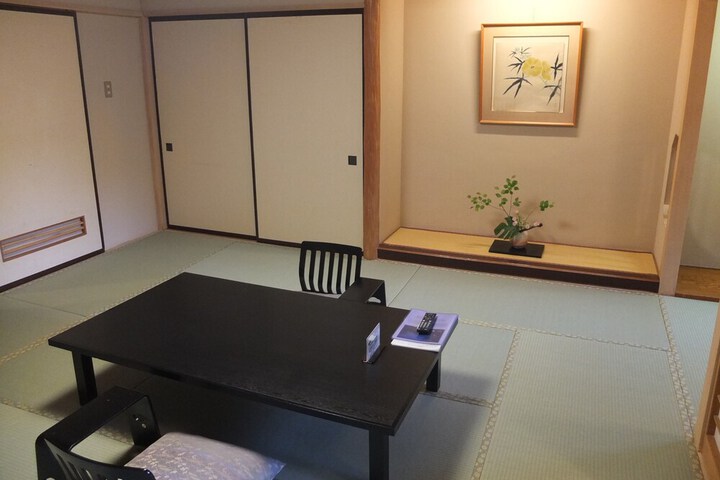Room 16 of 77