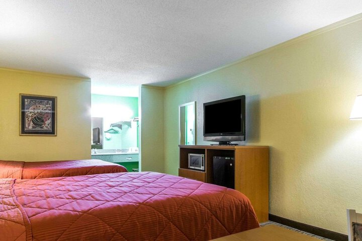 2 Queen Beds (8 of 13)
