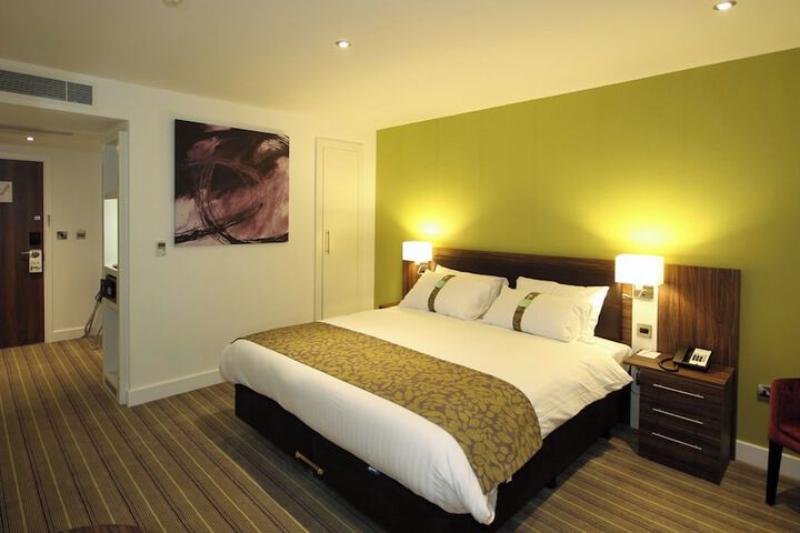 Room 13 of 122