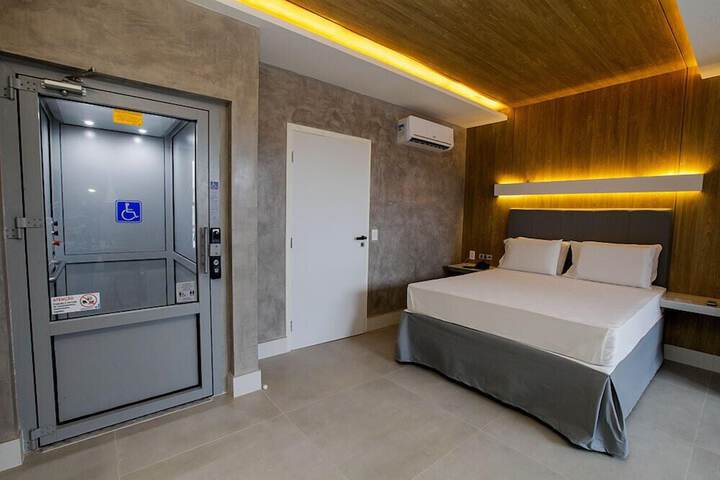 Room 4 of 16