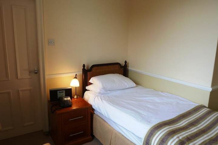 Room 4 of 61