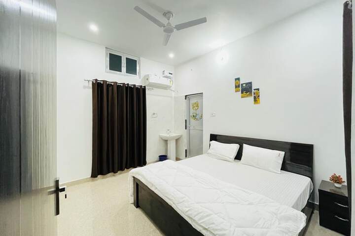 Room 8 of 16