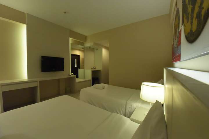 Room 28 of 63