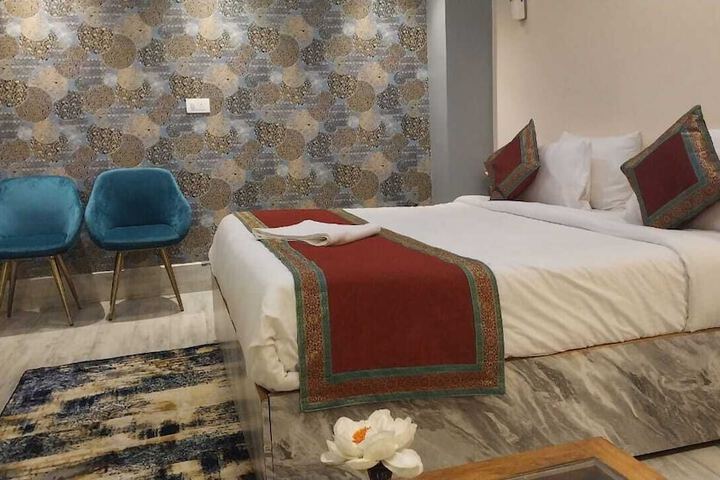 Room 6 of 8