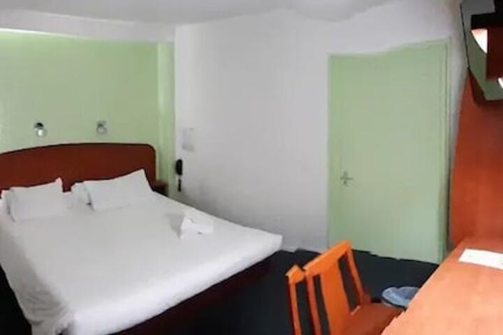 Room 4 of 18