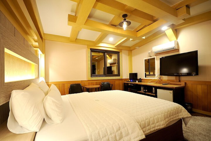 Room 7 of 14