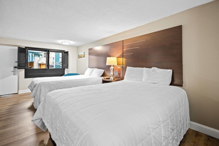 2 Queen Beds (14 of 18)
