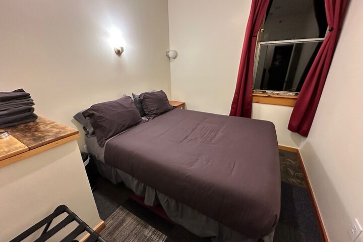 Basic Double Room 1 Queen Bed Shared Bathroom (10 of 14)
