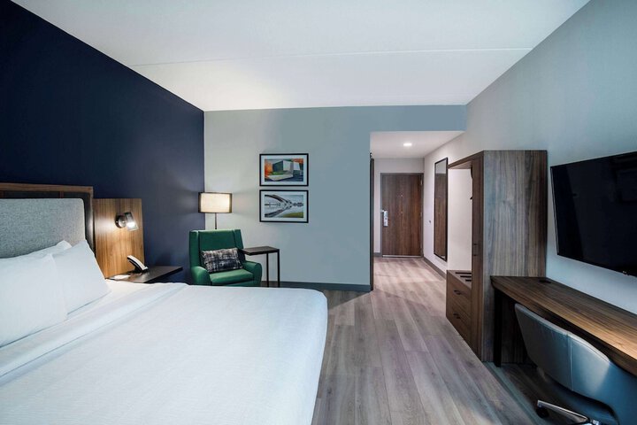 1 King Bed (12 of 16)