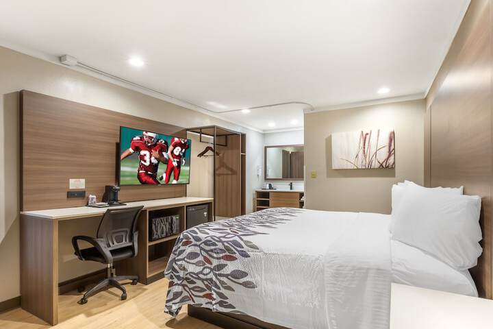 Deluxe King Bed Accessible (8 of 15)