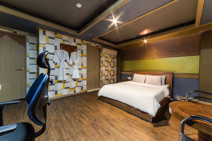 Room 5 of 20