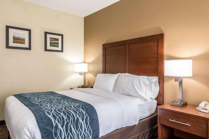 1 Queen Bed (2 of 13)