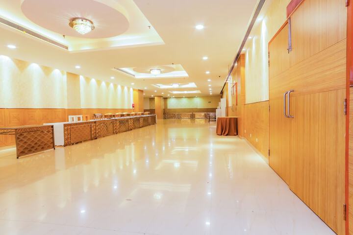 Ballroom/Hall 70 of 80