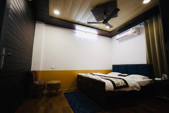 Room 17 of 32