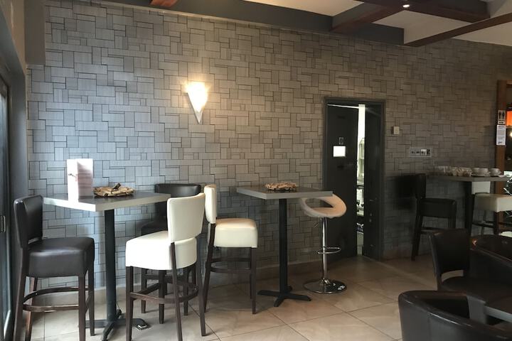 Lounge 53 of 73