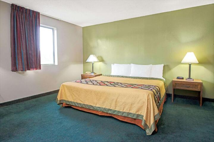 1 King Bed (2 of 12)