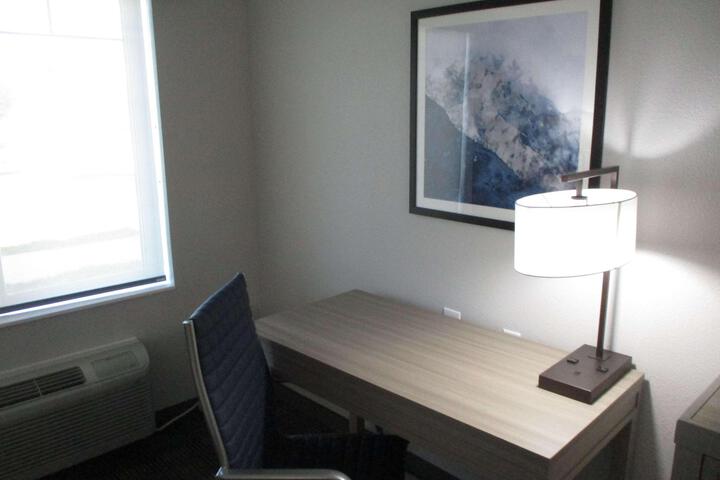 2 Queen Beds Work Desk Microwave and Refrigerator Full Breakfast (5 of 8)