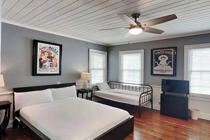 Room 6 of 12