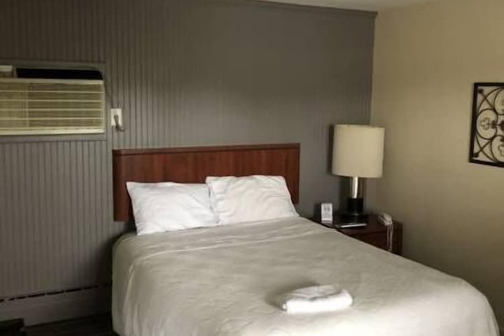 1 King Bed (1 of 7)