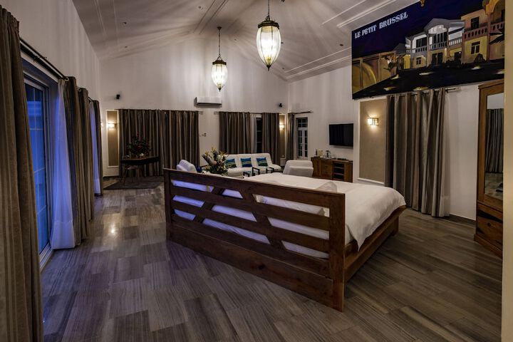Room 4 of 73