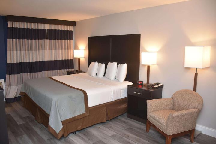 1 King Bed (13 of 14)