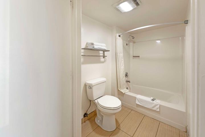 Accessible 1 Queen Mobility Accessible Bathtub Continental Breakfast (1 of 20)