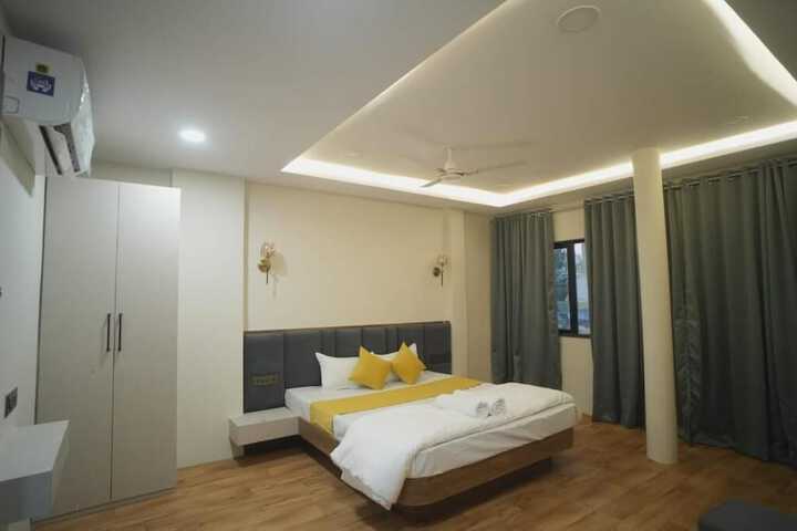 Room 4 of 16