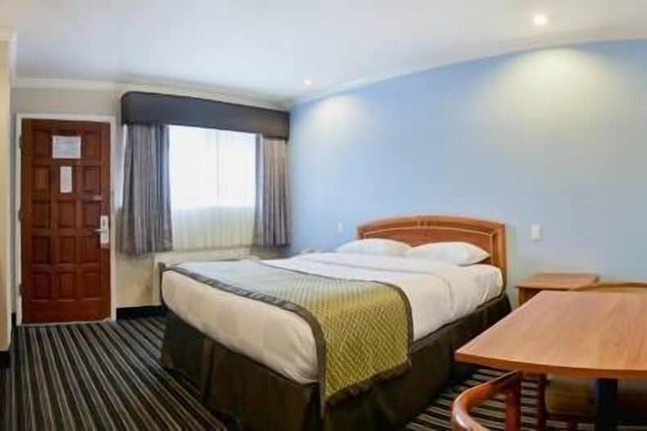 1 Queen Bed (9 of 16)