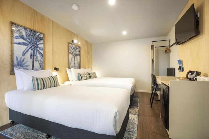 Room 16 of 38