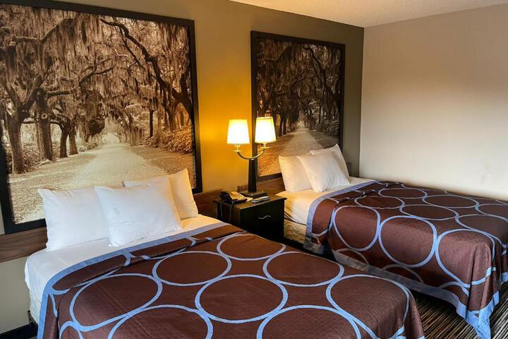 2 Queen Beds (1 of 3)