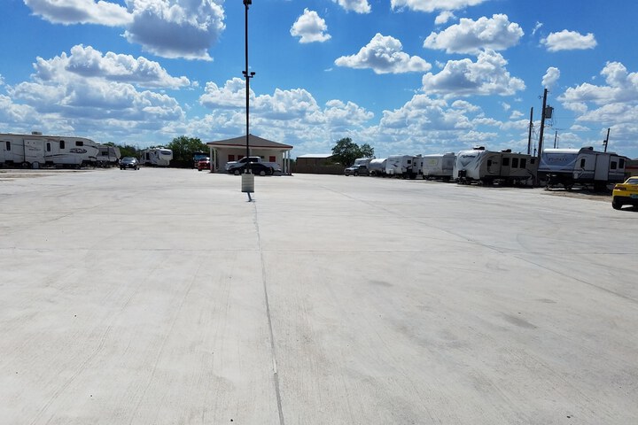 Property Grounds 33 of 38