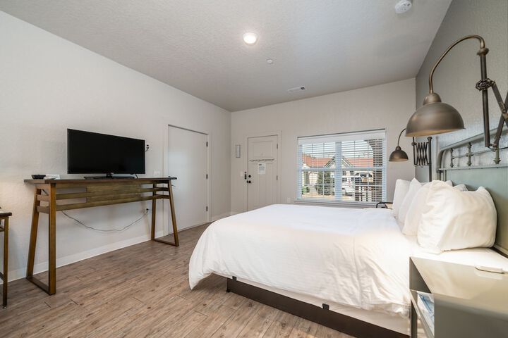 Superior Room 1 Queen Bed (88 of 168)