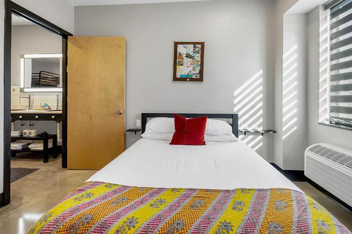 Image of Group suite near Six Flags with onsite activities