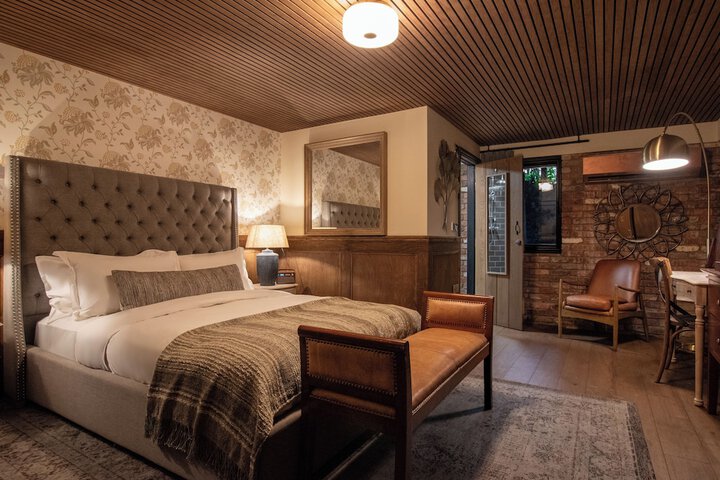 Room 4 of 33