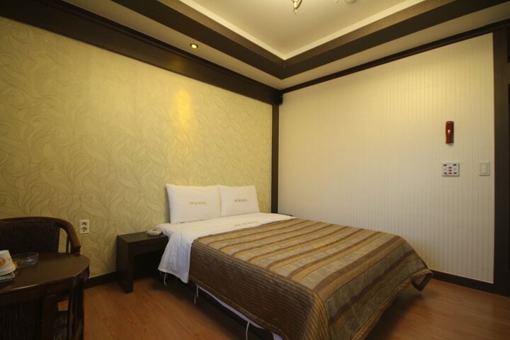 Room 3 of 19