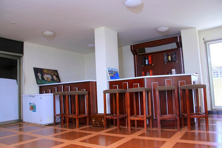 Lounge 21 of 25