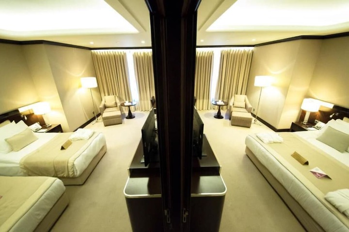 Room 23 of 102