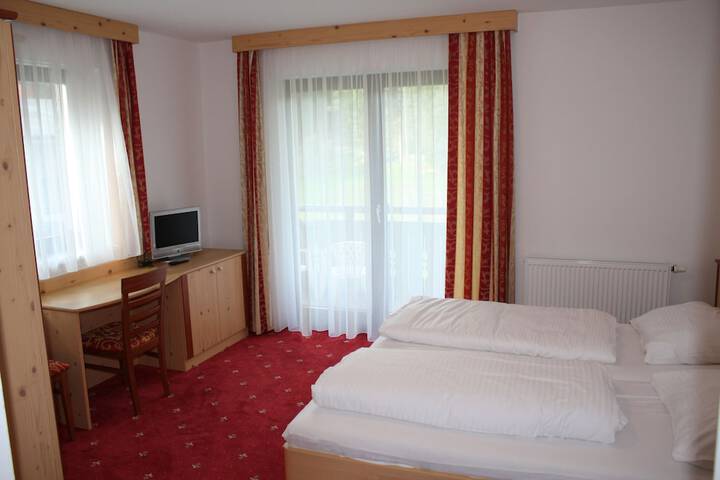 Room 3 of 33