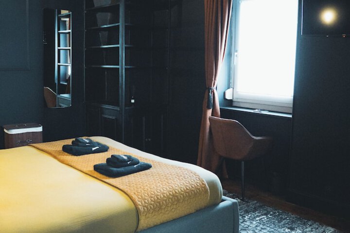 Room 12 of 28