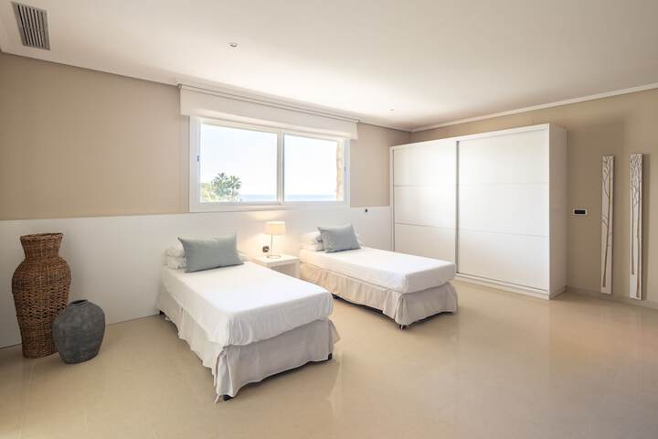 Room 4 of 27